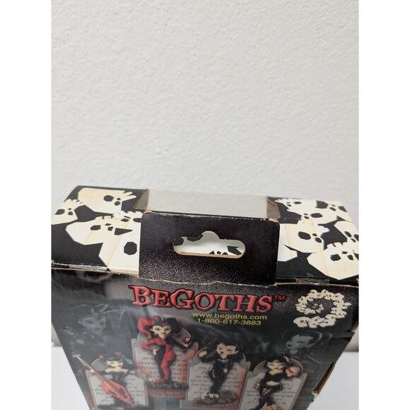BeGoths Collectible Bleeding Edge “Delilah Blackheart” Doll - Series 5 NIB - Picture 9 of 11